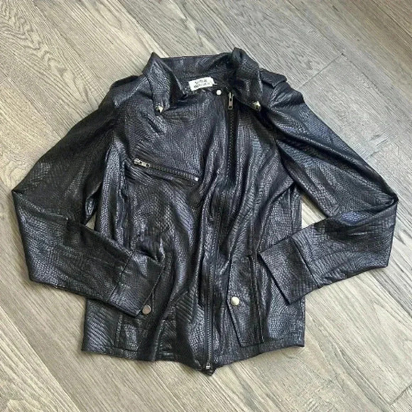 Molly Bracken Jackets & Blazers - 🔥molly Bracken🔥 | Black snakeskin pattern light jacket